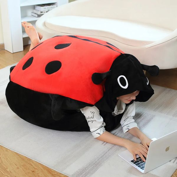Yastıklar 100cm Giyilebilir Böcek Peluş Oyuncaklar Ladybug Dolgulu Yastık Parti Parti Cosplay Bebeği Dolgulu Yumuşak Peluş Uyku Yastığı Hediyeleri