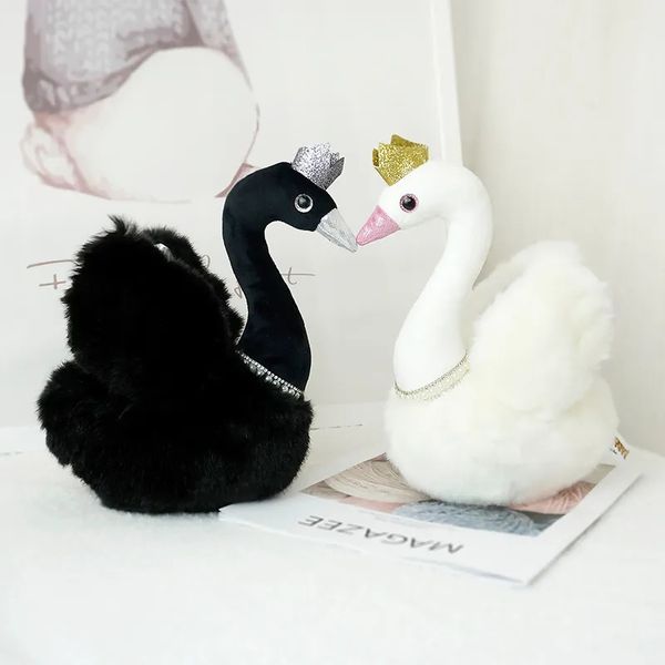 2024 princesa coroa cisne preto brinquedo de pelúcia peal colar cisnes brancos casal rainha plushie decoração de casamento bonecas para presente 28cm