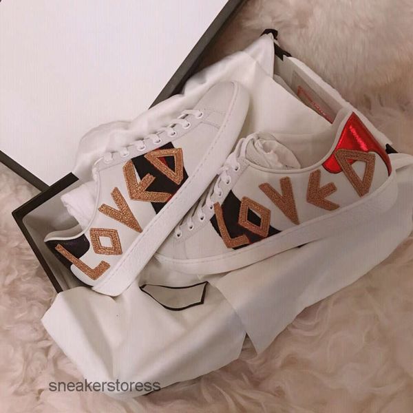 Kadınlar Erkek Tasarımcı Trainer Shoe Moda Sneaker Board Womens GÜNLÜK DERİ YENİ Yumuşak Sole Love Lisure Küçük Arı Beyaz