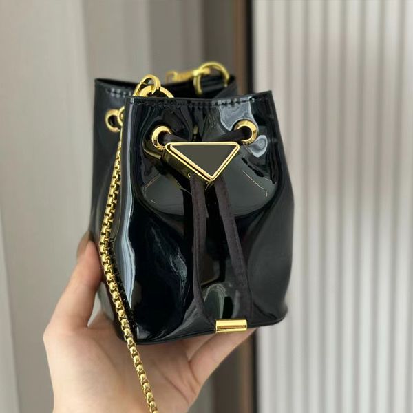 Mini Crossbody Bags Kadın Tasarımcı Zincir Omuz Çantası Moda Kırmızı Siyah Kova Çantası Patent Deri Deri Bayanlar Parti Parti Çantalar