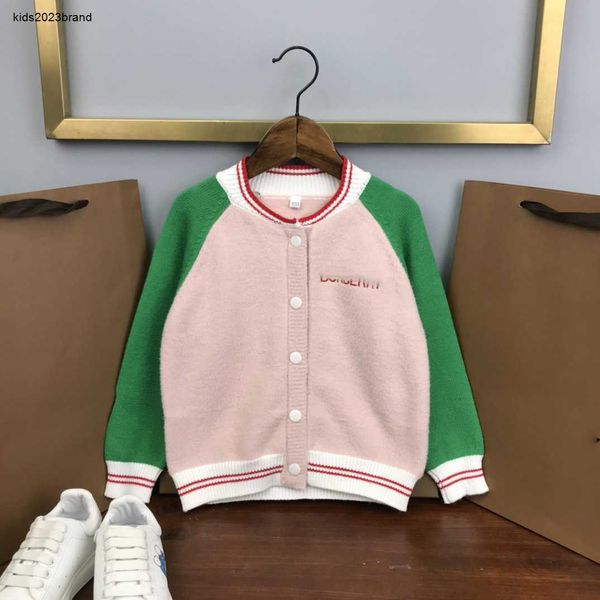 Cardigan suéter de bebê bordado do logotipo da letra do peito Child Spring Products Tamanho 100-160 cm Meninos Jaqueta de malha de decote em V A agosto de 30 de agosto