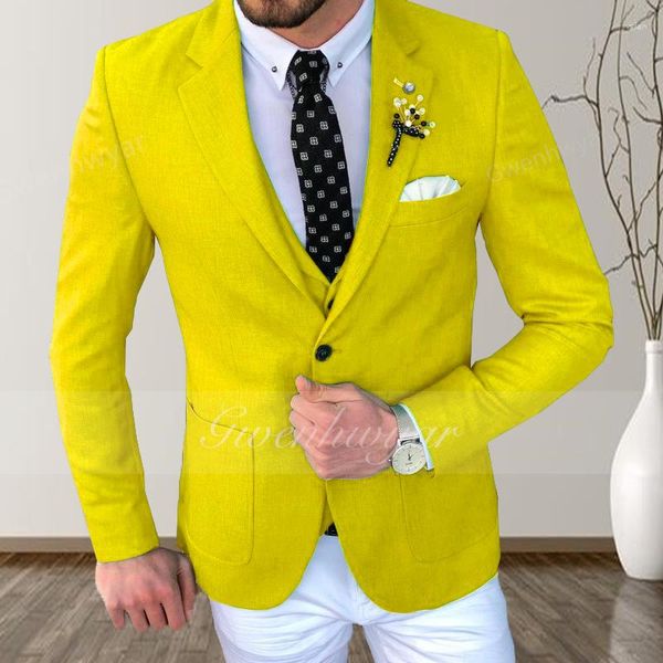 Abiti da uomo Gwenhwyfar Giallo Slim Fit per uomo Risvolto con visiera Personalizzato 3 pezzi Smoking da sposo per matrimonio Giacca moda maschile con pantaloni bianchi