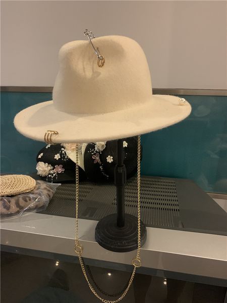 Cappelli a tesa larga Bucket 08 Stile designer con catena di perle chic Pin conchiglie esclusiva lana invernale da donna berretto fedora da donna per il tempo libero cappello panama jazz 230831