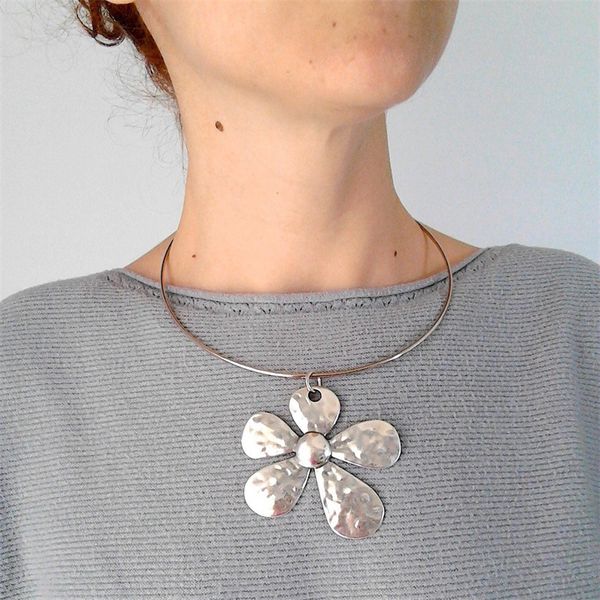 Collane con ciondolo Collana di fiori in stile etnico boemo per le donne Tribù vintage Colore argento Forma rotonda Gioielli girocollo in metallo 230831