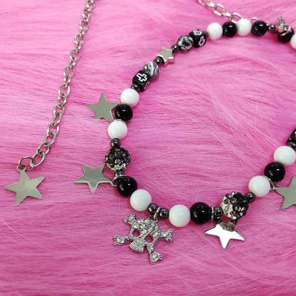 Anhänger Halsketten Schwarz Weiß Kreuz Perlen Strass Totenkopf Halskette für Frauen Dunkel Cool Kreativer Trendiger Schmuck Goth Modeaccessoires