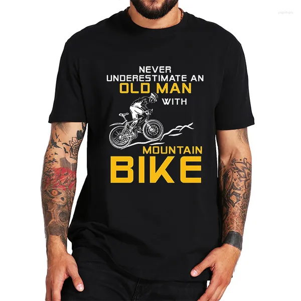 Мужские футболки Т-рубашки никогда не недооценивают старика с горным велосипедным графиком хип-хоп