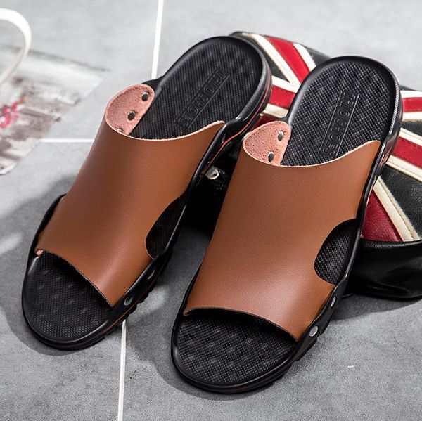 Тапочки мужская кожаная классическая скольжение на летних мужских мужских туфлях мягкие оригинальные пляжные сандалии римские не скользящие дизайнер