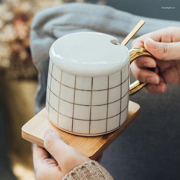 Tazze Regalo aziendale semplice e grande pancia in bianco e nero con tazza con coperchio e cucchiaio Tazza da caffè per amanti con manico di lusso placcato oro