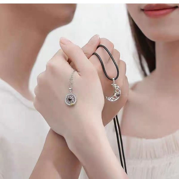 2 pezzi / set collana abbinata coppia magnetica 100 lingue ti amo proiezione sole luna magnete a forma di cuore ciondolo amante regalo all'ingrosso YMN029