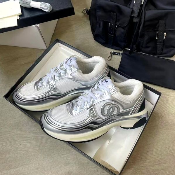 2023 Yeni Spor Sneaker Tasarımcı Kumaş Süet Calfskin Lamine Trainer Spor Sneaker Beyaz Altın Gümüş Eğitmenler Popüler Spor Sneaker Luxury Store Dantel Upshoe Trainer