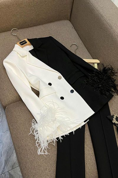 2023 Осенний белый / черный контрастный цветовой панель-панель из пера-пиджаки с длинным рукавом с надписью с двунообработанным измельченным покрытием M3G310051
