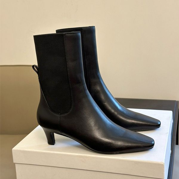 Totem-Schuhe Leder-Stiletto-Stiefeletten mit niedrigem Absatz Modische Stiefeletten mit quadratischer Zehenpartie Designer-Schuhfabrik