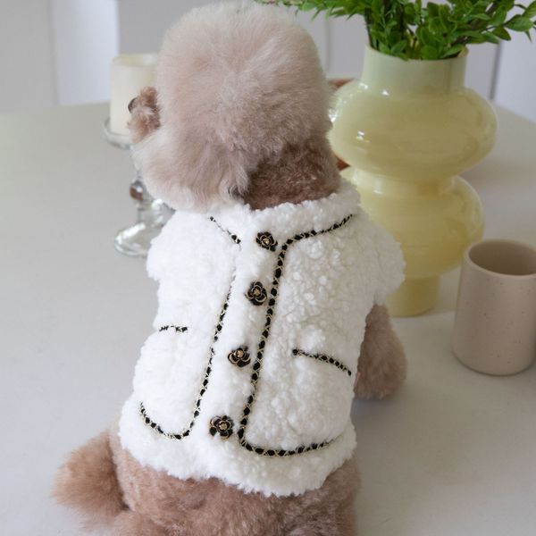 Abbigliamento per cani Autunno e inverno Cappotto caldo per animali domestici Peluche bianco Vestiti adorabili con fibbia in metallo rosa Abbigliamento per gatti Giacca corta 230901