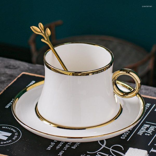 Fincan tabakları Avrupa tarzı seramik basit küçük lüks kahve fincanı tabak ve kaşıkla set porselen penh penh ikindi çayı içecek eşyası