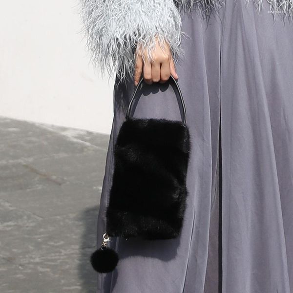 Duffel Bags Women's High Quality Fur Mobile Phone Bag Mink Mini Tote Outono / Inverno Casual Hairball Decorado