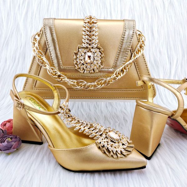 Kleidschuhe QSGFC EST INS Stil Gold Farbe Elegante High Heels Nigeria Design Afrikanische Damen Schuhe und Tasche Set 230901