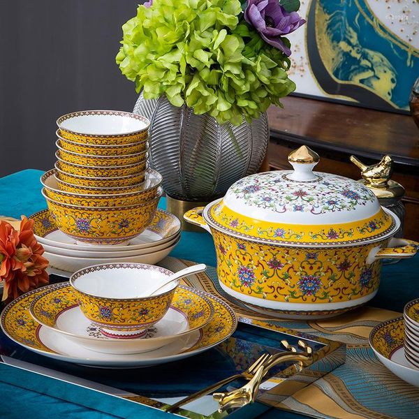 Set di stoviglie Jingdezhen Ceramic Ware 56 Stoviglie di smalto giallo imperiale di alta qualità Set di ciotole e piatti cinesi dipinti a mano Phnom Penh