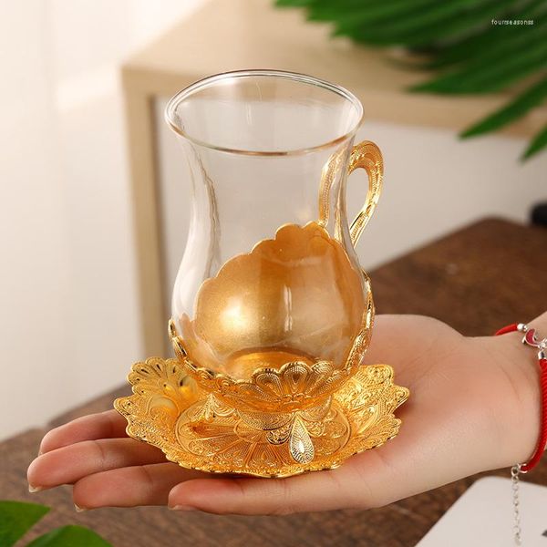 Tazze Tazza da caffè in metallo artigianale in lega di zinco in stile europeo Set di tazze da tè creative con acqua per tè al latte con piattino Casa dorata