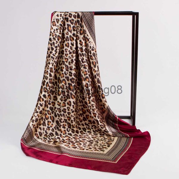 Kolye Eşarpları Lüks Kerchief İpek Saten Hijab Eşarp Kadınlar için Square Şalları Leopar Baskı Başlığı Eşarpları Kadın 90*90cm Boyun Eşarpları BAYANLAR İÇİN