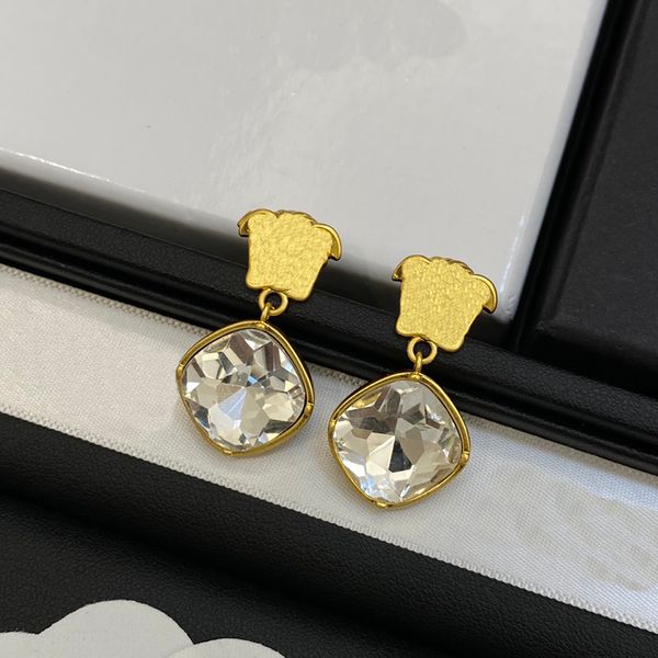 2024 Stud Luxuoso brinco de brinco de cristal Brincos de diamantes de cristal 18K Gold Anti Allergy Womens Ear Clip Jewelry Gifts Brincos de diamante de cristal