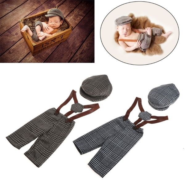 Souvenirs Bébé Garçons Petit Gentleman Plaid Vêtements Pantalon Long Et Chapeau Ensemble Pour Né Pographie Props Po Studio Costume Twin Outfit 230901