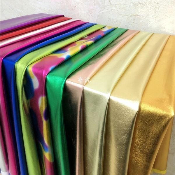 Tessuto Oro e argento Superficie lucida Spandex Tessuto abbronzante elasticizzato su quattro lati Decorazione di nozze Tessuto per abbigliamento per spettacoli teatrali 230904