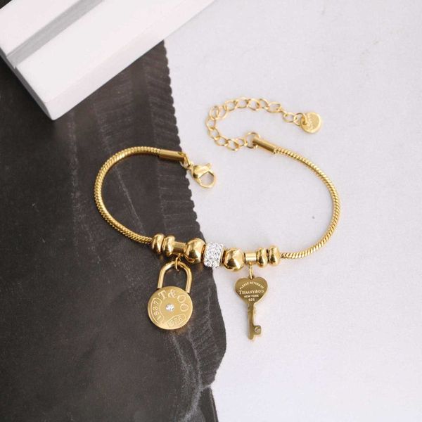 Modedesigner-TIFF-Halskette Top Titanstahl Koreanische Ausgabe Altersreduzierendes 18-Karat-Gold T-Familie Klassisches Schlossschlüssel-Kleinkugel-Schlangenknochenkettenarmband für Frauen