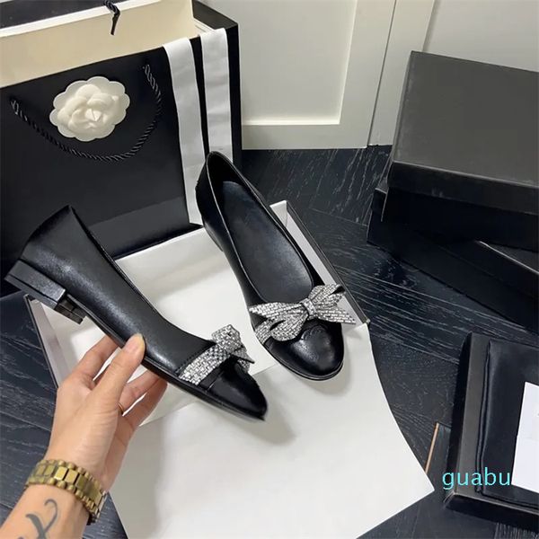 Designer de luxo clássico boca rasa mulheres vestido sapatos cabeça redonda strass arco ballet flats borracha grande sola de pele de carneiro superior senhoras sapatos de couro pequeno