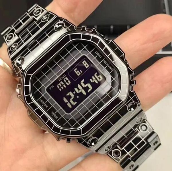 2023 Relógio de quartzo esportivo digital masculino LED exibição de luz fria horário mundial botão borboleta liga mostrador quadrado série carvalho à prova d'água Iced Out Watch