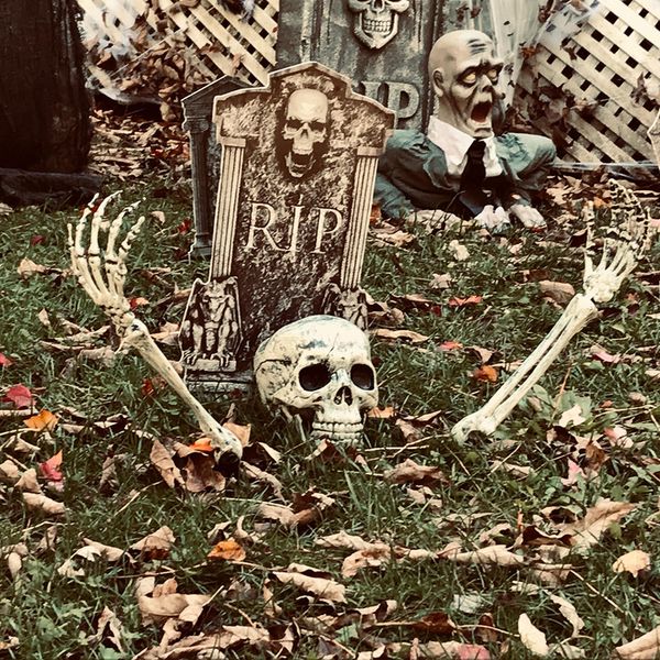 Decorazioni natalizie Pali di scheletro realistici Halloween Teschio spaventoso Osso della mano per cortile Prato Palo Giardino Cimitero decorazioni per la casa 230905