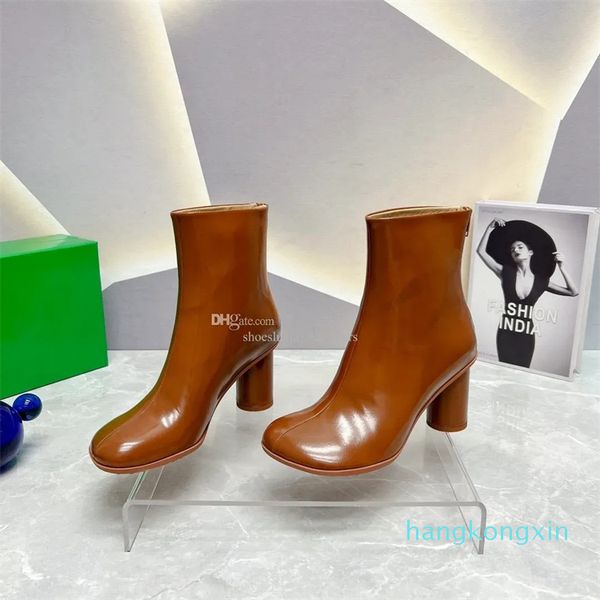 Neue Atomic Ankle Boot mit klobigen Absätzen und runder Zehenkappe. Fashion Booties mit Lackledersohle, luxuriöse Designer-Kleiderparty-Schuhe für Damen