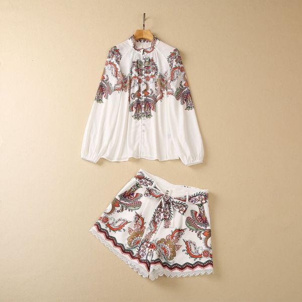 Conjunto de agasalhos de duas peças com estampa paisley branca, manga comprida, gola única, blusa com cinto, painéis de renda, shorts curtos, conjunto de ternos S3F130216