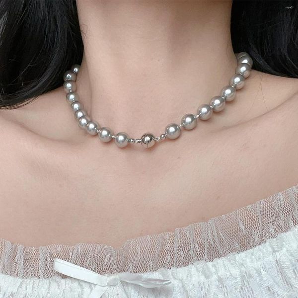 Collana girocolli con perle di vetro grigio chiaro con ciondolo alla moda