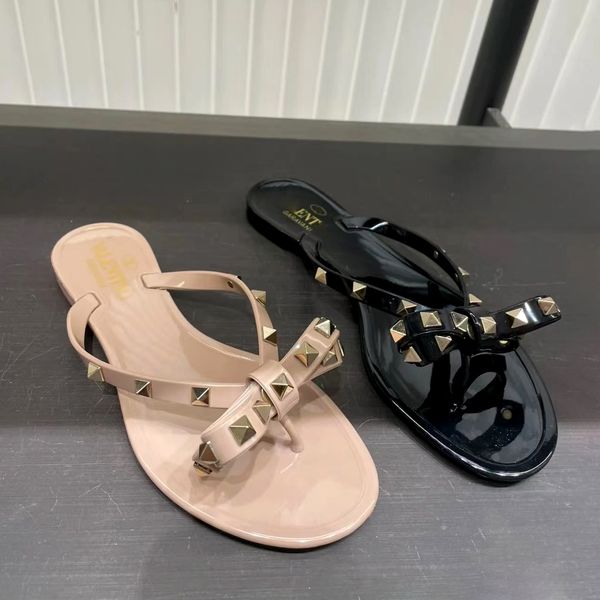 Mulher de luxo chinelo designer homem slides geléia borracha rebite tanga sandálias v arco nu vermelho preto cravejado slide plana verão praia sapato ao ar livre com caixa