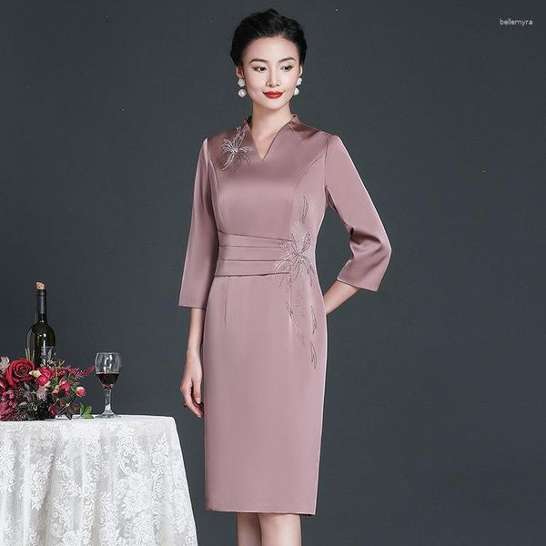 Abbigliamento etnico Yourqipao Elegante viola Abito per la madre dello sposo Donne cinesi Abiti cheongsam Mezza manica Ricamo Banchetto da sera