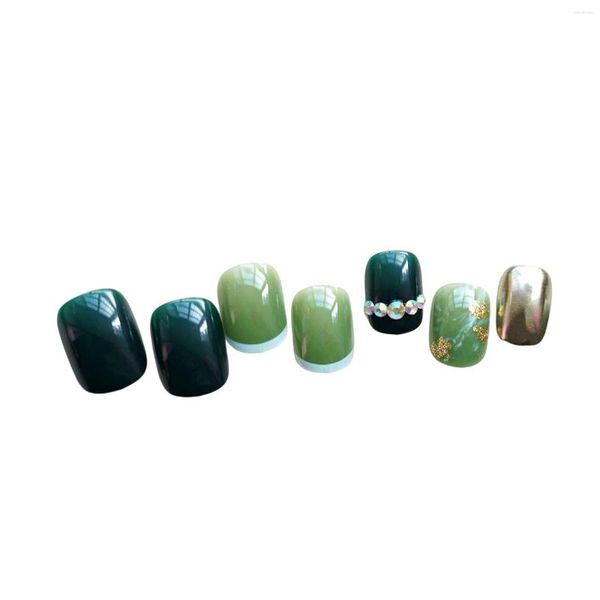 Kunstnagels met strass verfraaid groen, elegant en pakkend uiterlijk Ontwerp voor doe-het-zelf nagelkunstdecoraties Salon