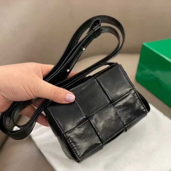 Borsa Texture Venetass Cassetta per bottiglia di gas di design a 6 celle Cera a olio intrecciata avanzata Mini piccola tracolla quadrata in pelle di mucca