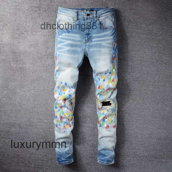 Herrenjeans Designer Amirrss Jeans neue High Street Light Farbe durchbohrte Herren personalisierte Farbe Punkt elastische Slim Fit Trend kleine Fuß lange Hosen 2RLW