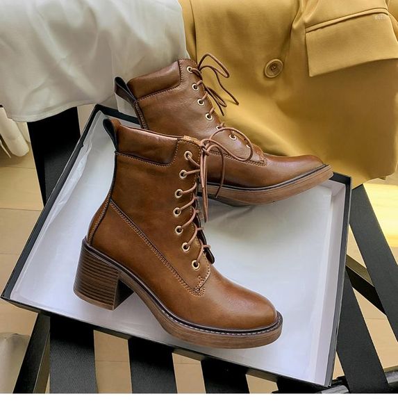 Botas 2023 Senhoras Inverno Couro Mulheres Rodada Toe Salto Grosso Lace Up Moda Tornozelo Retro Plataforma Sapatos Saltos Crescidos