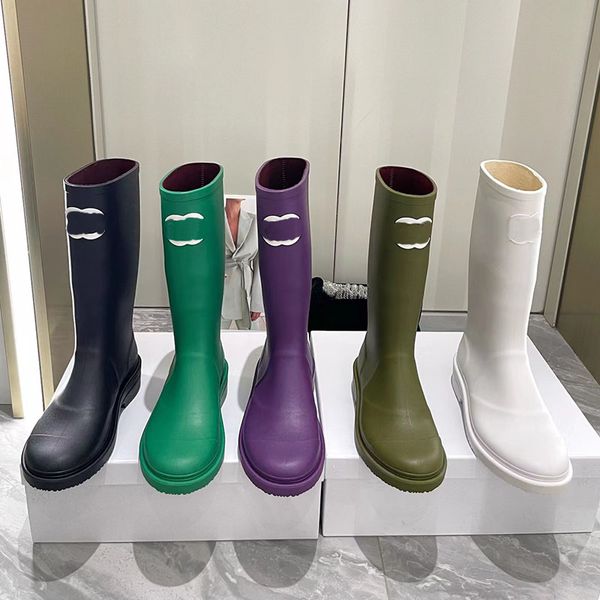 2023 designer di lusso scarpe da pioggia in puro colore stivali da donna con finiture in metallo progettate con lettere Tappetino in pelle stivale antiscivolo per esterni moda donna scarpe comode con tacco basso