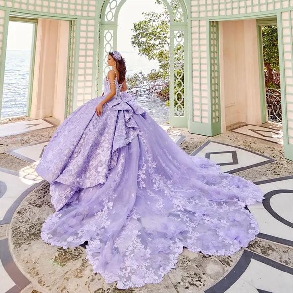 Splendido abito da ballo in pizzo Abiti Quinceanera Abiti da ballo con applicazioni 3D con scollo a V avvolgente Treno da cattedrale Dolce 15 Strass Abito in maschera