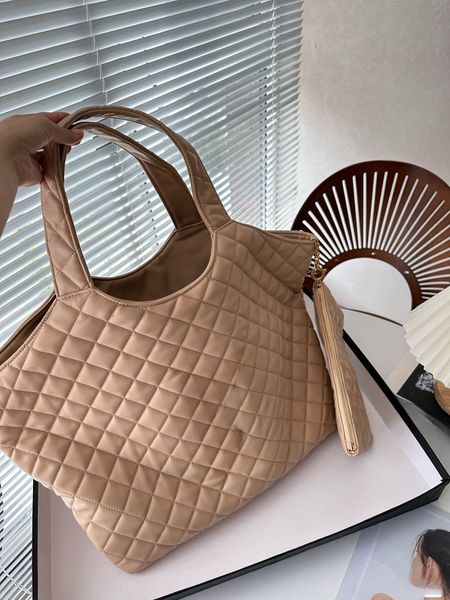 La tote bag è un abbinamento pigro e casual, uno strumento irrinunciabile per capi alla moda e raffinati