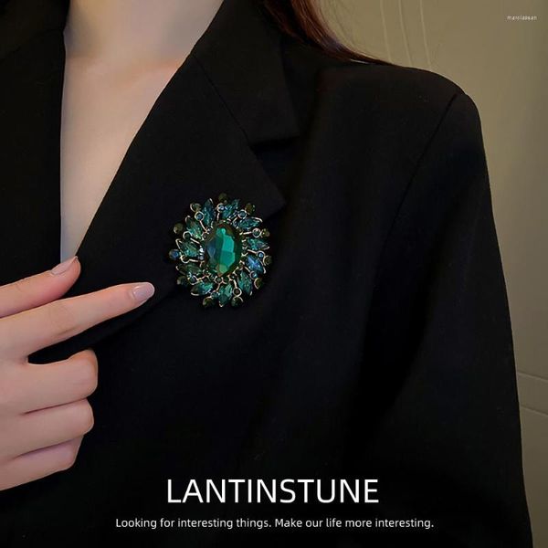 Broschen Luxus tiefgrüne Kristallblumenbrosche für Frauen Retro elegantes Designgefühl Übertreibung Corsage vielseitiges Mantelzubehör N226