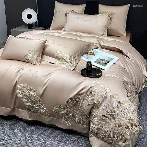 Set di biancheria da letto Set nordico Copripiumino di lusso in cotone egiziano con ricamo reale dorato Lenzuola e federa a fiocco lungo