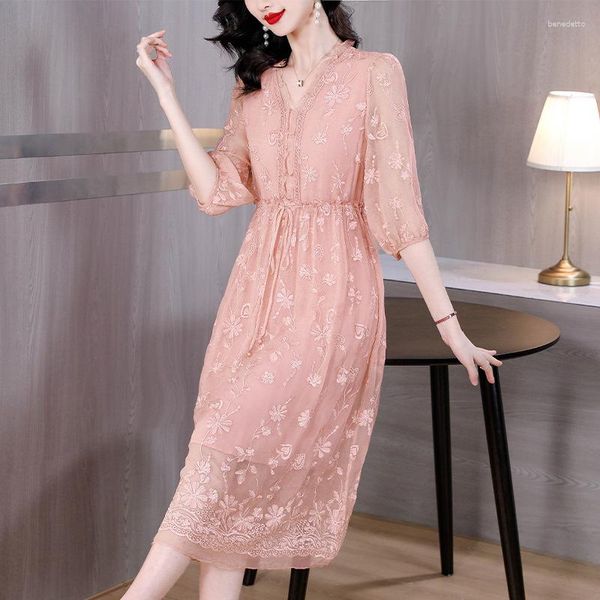 Abiti casual 2023 Donna Rosa Ricamo Floreale Abito longuette in seta Estate Manica corta con scollo a V Coreano Vintage Prom di lusso