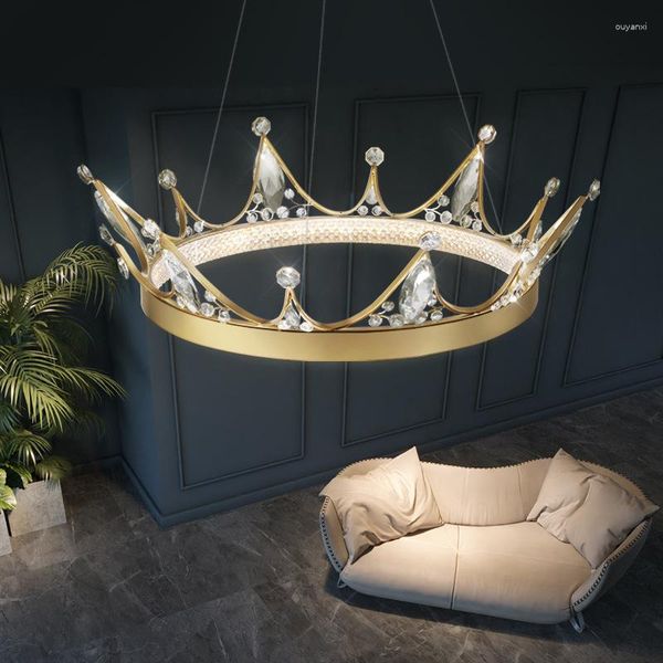 Lâmpadas pendentes 2023 Nordic Light Luxo Pós Moderno Simples Sala de estar Quarto Crown Crystal Chandelier Ins Net Red Lamp