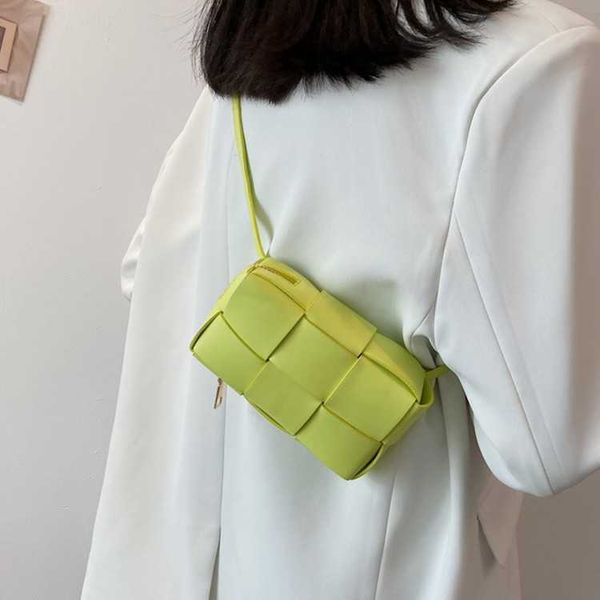 Высококачественные сумки-тоут Cassette Botegss Ventss в продаже оптом Netizen Fashion Тканая мини-сумка через плечо на одно плечо 2023 Маленькая свежая с настоящим логотипом