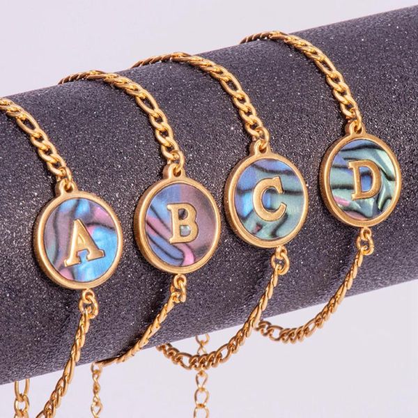 Charm-Armbänder Einfaches rundes Buchstabenarmband aus Edelstahl für Frauen, buntes Shell-Titan-Großbuchstaben-Alphabet-Armband mit 26 Buchstaben