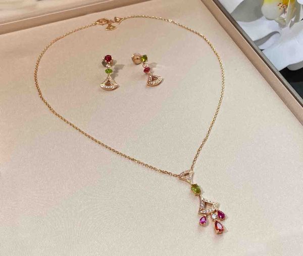 2023 Materiale in oro V di qualità di lusso Collana con ciondolo a forma di ventaglio con diamanti in orecchino a goccia dal design colorato in placcato oro rosa 18 carati con scatola per francobolli PS7599B