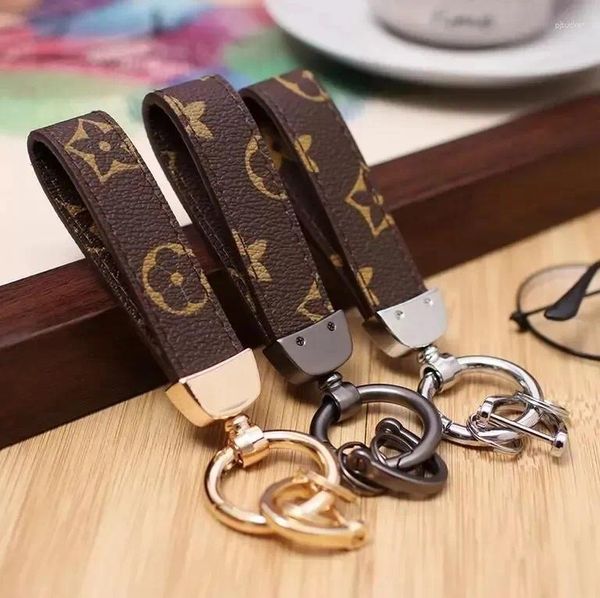 Tasarımcı Keychains 2023 PU Deri Anahtarlık Fasion Lüks Trend Anahtar Zincir Toka Sevenler Araba El Yapımı Erkek Kadınlar Kadın Çanta Kolye Aksesuarları